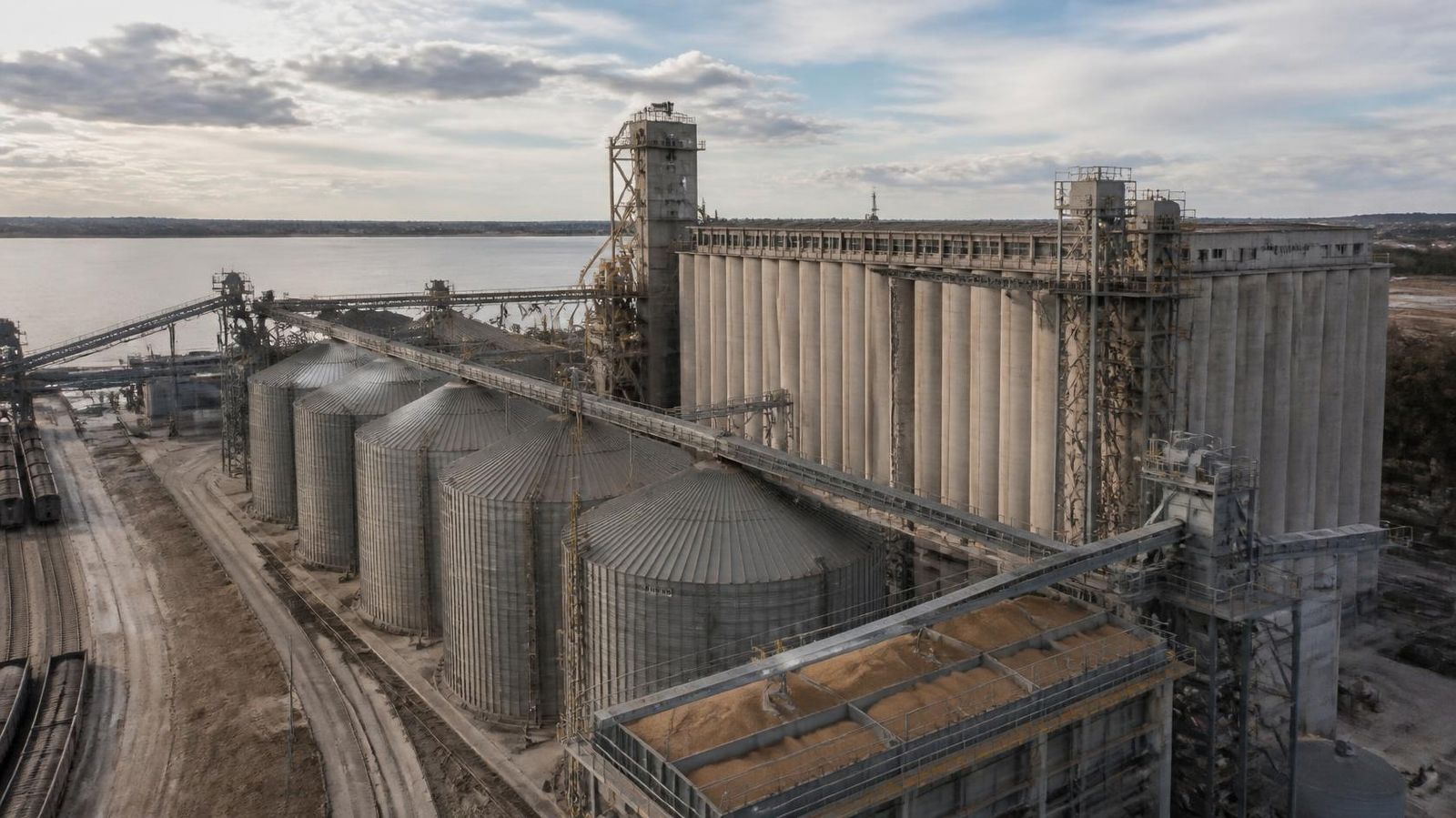 Silos e terminal de armazenagem de grãos junto a ferrovia e rio